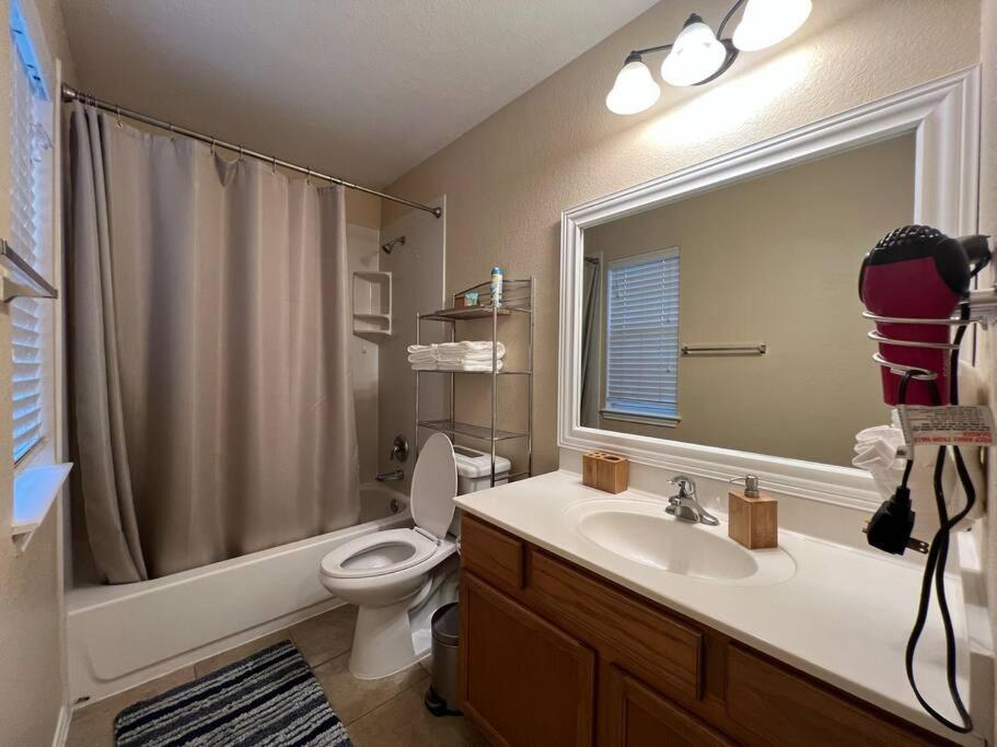 Cozy 3-bed Garden - 10 Mins To Ut Stadium And Downtown Apartment *